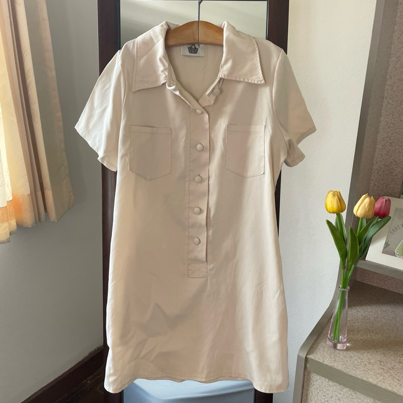 ส่งต่อเดรสคอปกสีครีมจากร้าน 3pcs.basket