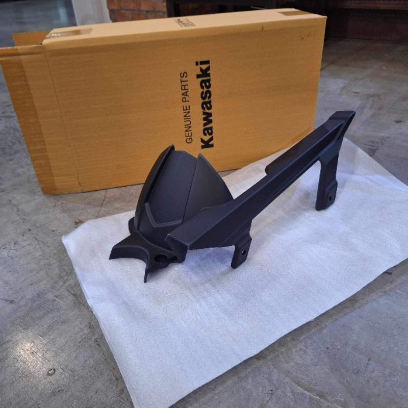 บังโซ่ หรือ กันโช่ ครอบโซ่ kawasaki ninja 300 หรือ ninja 250 z300 z250 พลาสติกครอบโซ่ บังโซ่หลัง