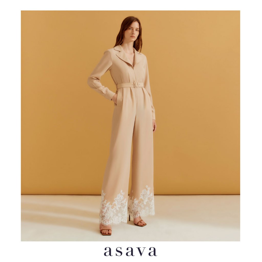 [asava ss23] Asava Signature Lace Jumpsuit จั๊มสูทผู้หญิง แขนยาว แต่งคาดเข็มขัด แต่งกระเป๋าข้าง แต่งชายผ้าลูกไม้ ซิปหลัง