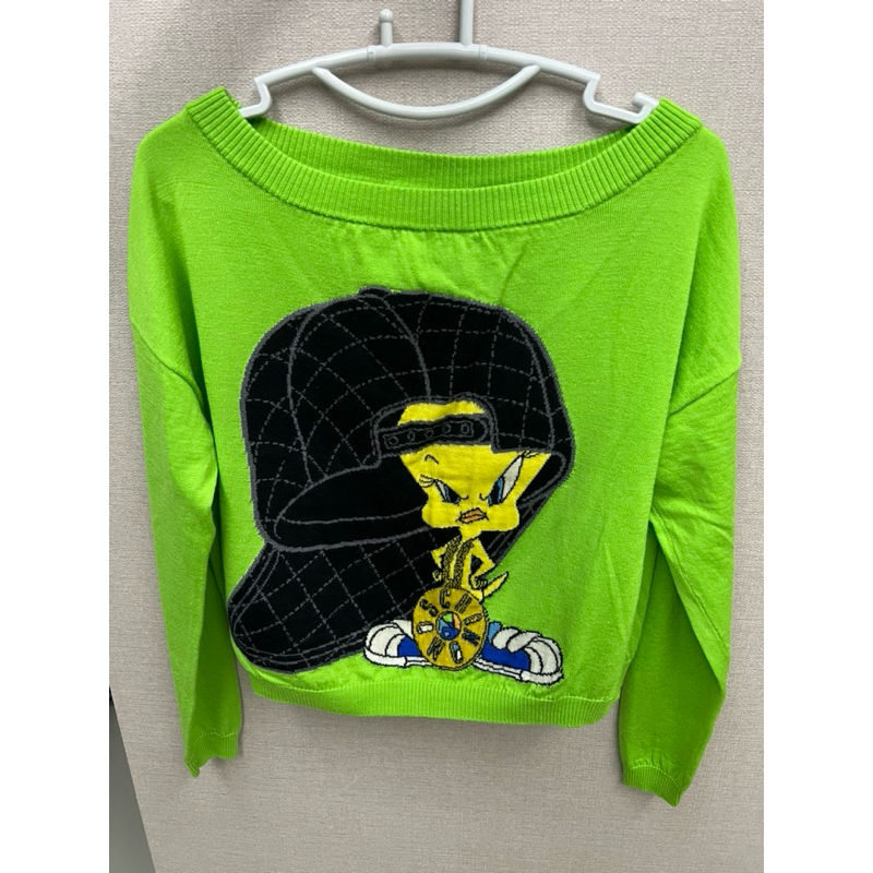 เสื้อสเวตเตอร์ Moschino รุ่น Looney tunesมือสองของแท้100%ใส่1-2ครั้งสภาพเหมือนของใหม่จ้า