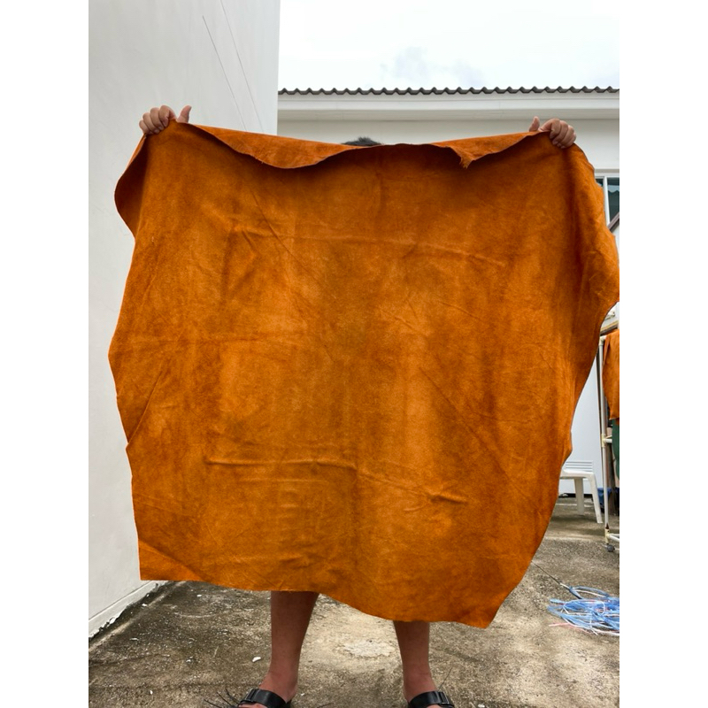 หนังท้องวัว เหมาะทำซับใน สีแทน ราคา/แผ่น แผ่นละ 289 บาท ขนาด 120x120 ซม. หนา 1.2 มม./หนังนิ่ม/