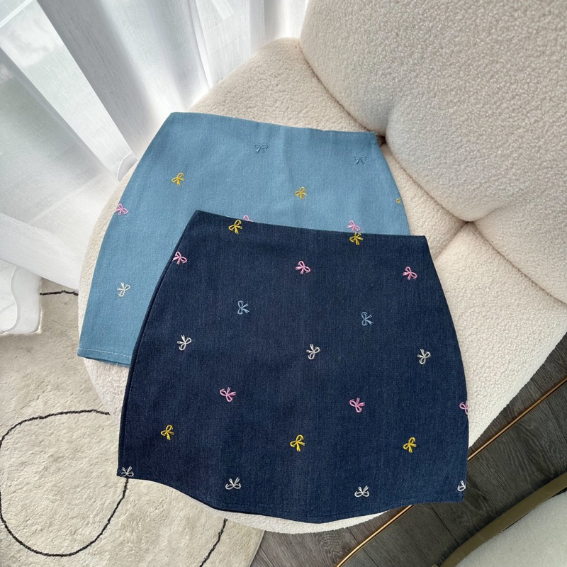 NORRA Skirt Pants กระโปรงสั้นรอบทรงเอผ้ายีนส์พิมลาย มีกางเกงซับ