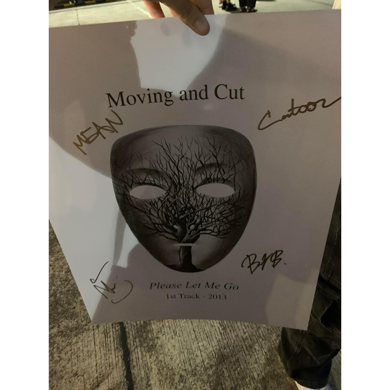 poster วงmoving and cut พร้อมลายเซ็นถ้าสแกนที่รูปจะขึ้นชื่อเพลงด้วยค่ะ
