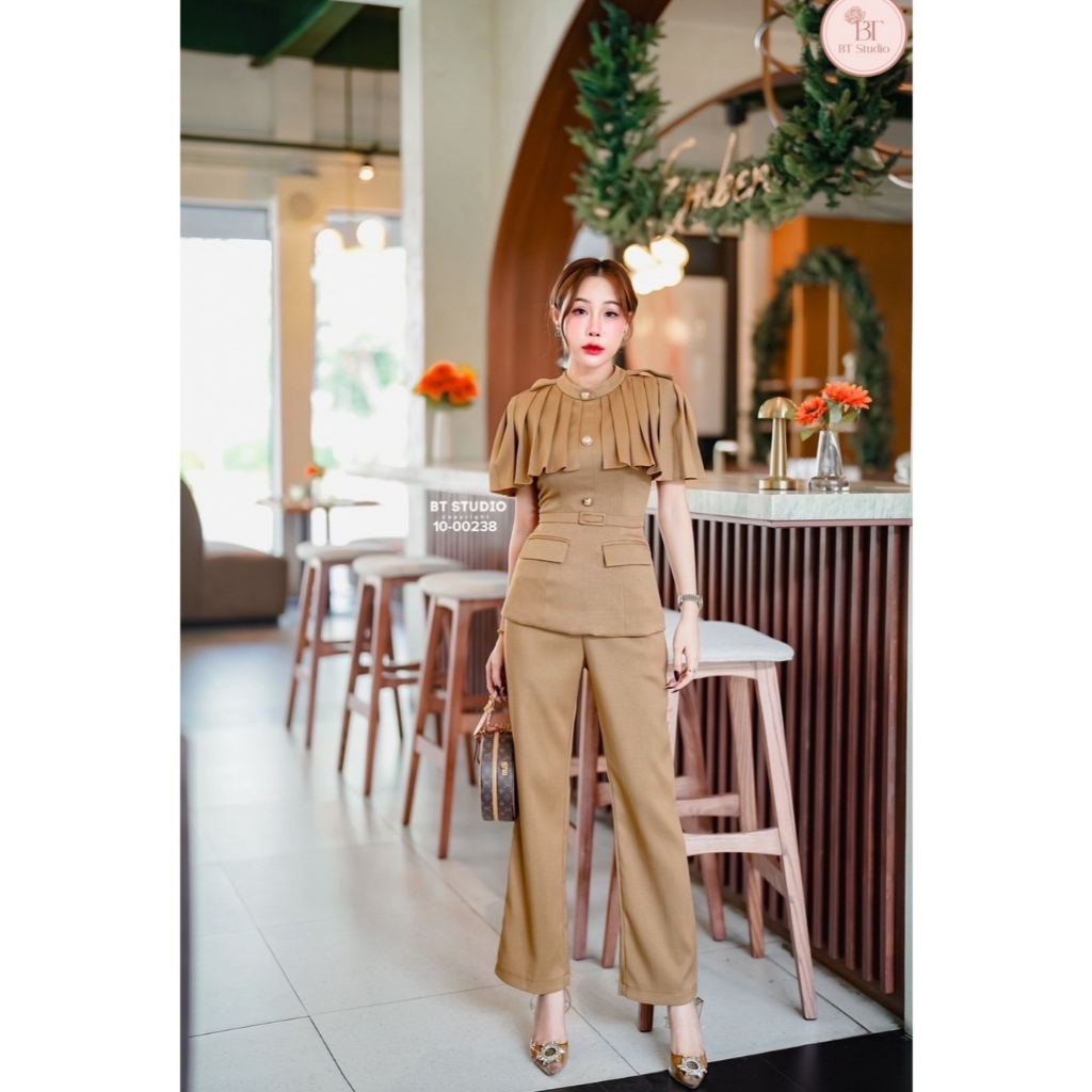 BT 10-00238 เซท 2 ชิ้น เสื้อแขนกุดแต่งอัดพรีทที่ไหล่ปิดต้นแขนทั้งสองข้างแต่งกระดุมหน้า ซิปหลัง กระเป๋าข้างใช้งานได้จริง