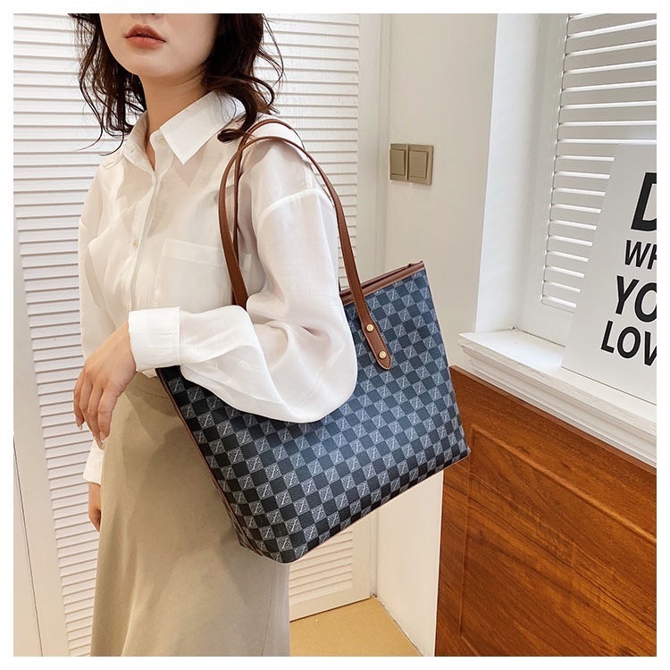 👜พร้อมส่ง👜กระเป๋าสะพายไหล่ หนัง PU เข้ากับทุกการแต่งกาย แฟชั่นเรียบง่าย สำหรับผู้หญิง สะพายได้หลายแบบหลายสไตล์✨