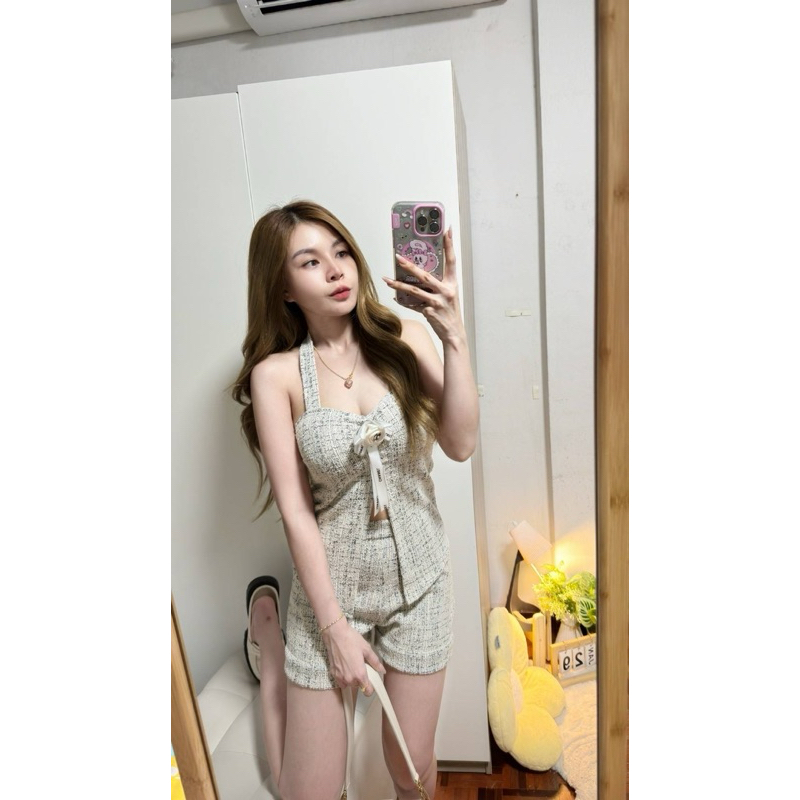 เซท3ชิ้น ผ้าทวิส ลุคไฮๆ คุณหนูคุณใจ เสื้อคล้องคอแหวกหน้า แถมเข็มกลัดโบว์ น่ารักๆๆ มาพร้อมกับกางเกง ทรงสวยใส่แล้วผอมเพียว