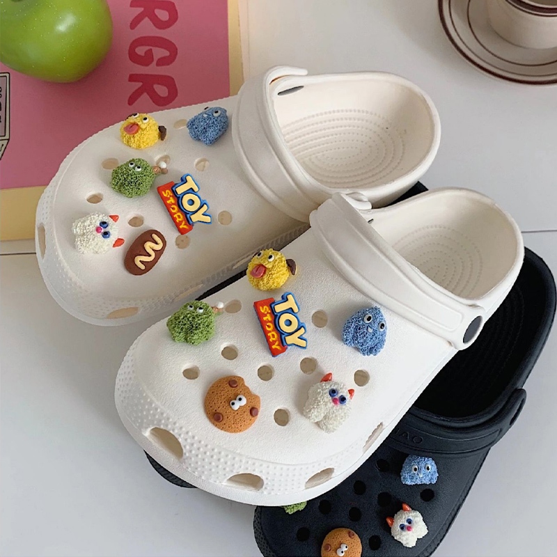 Luckkyshoes แฟชั่นใหม่ รองเท้าหัวโตแฟชั่น งานรัดส้นทรงสวย สีสันคุมโทน น้ำหนักเบามาพร้อมตัวติดการ์ตูนแบบเก๋ๆให้ไปด้วยบอกเ