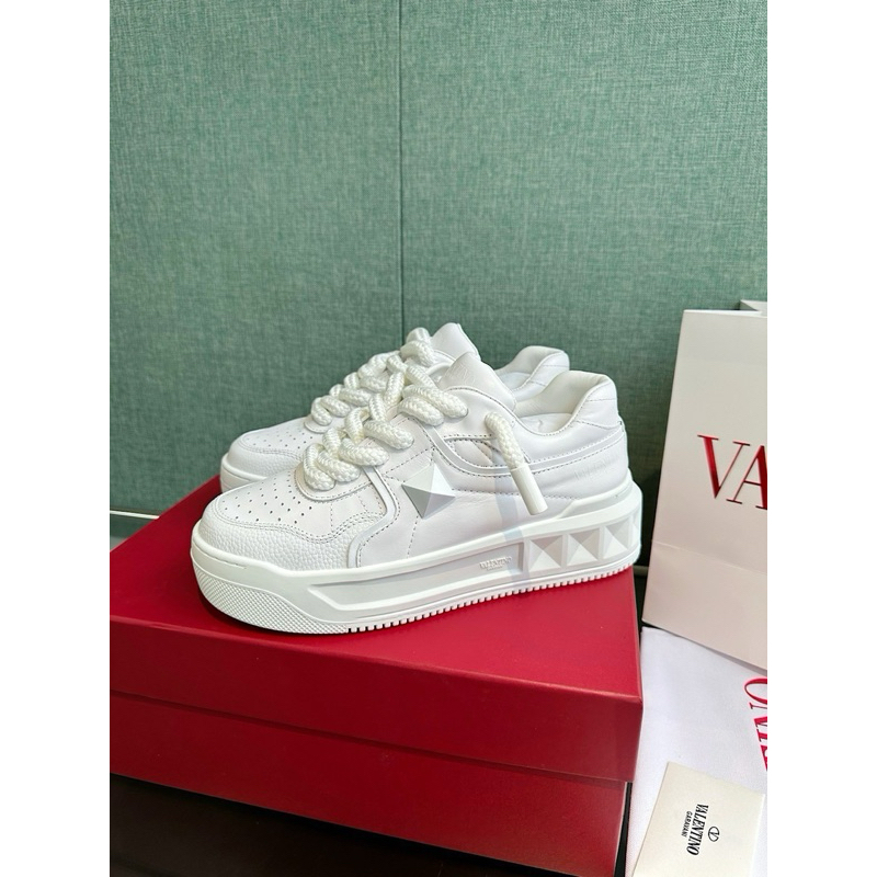 พร้อมส่งค่ะ NEW VALENTINO ONE STUD XL TRAINER IN NAPPA LEATHER SNEAKER