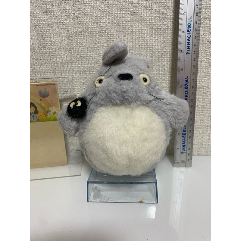 ตุ๊กตา Totoro ไขลานมีเสียงเพลง งานหายาก งานสะสม ของแท้ แท่นที่รองหามาแทนค่ะ