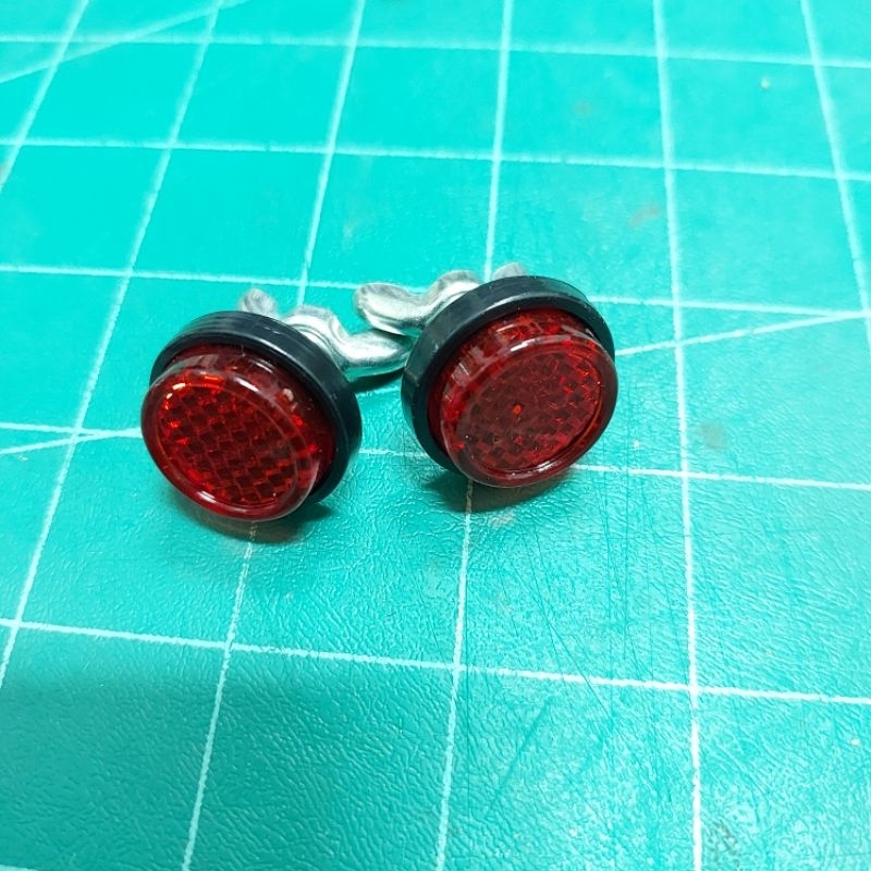 น๊อตทับทิมสะท้อนแสงสีแดงยึดแผ่นป้ายทะเบียน ใส่ได้ทุกรุ่น ของใหม่งานเก่าเก็บสภาพสวยๆพร้อมใส่ใช้งาน(ราคาต่อคู่)