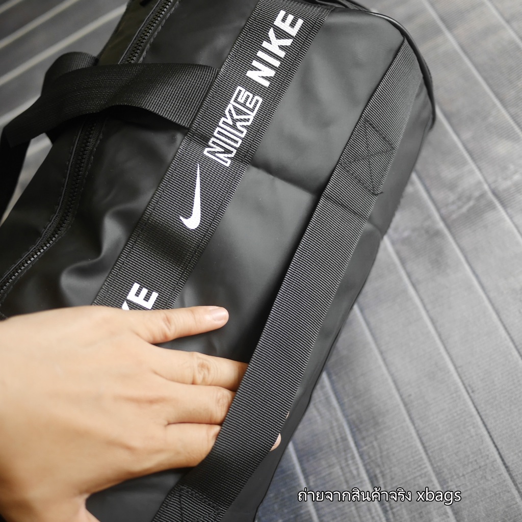 Nike กระเป๋าฟิตเนส/เดินทางแบบหิ้ว ขนาด 38 ซม. ผ้ามันกันน้ำ สกรีนโลโก้ดำ สายสะพายไหล่ถอดได้