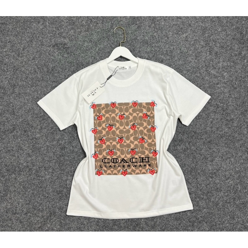 แบรนด์ Coach เสื้อยืดคอกลม ปักลายแบรนด์อย่างดี เนื้อผ้าไม่หนางานสกินเนียบสวย สุดๆ ทรงเสือเป็นทรงตรงใ