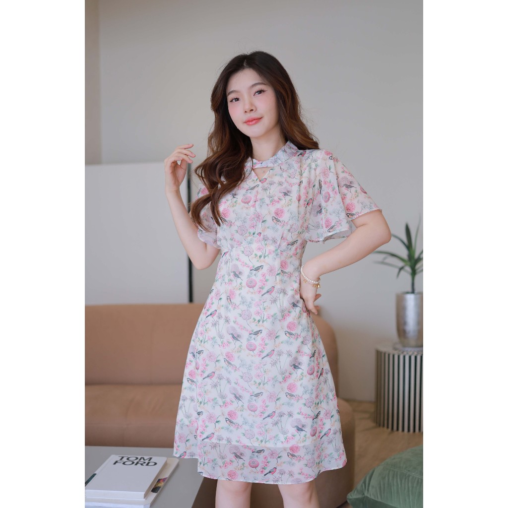 J471 ชุดเดรสสีครีม (คอสามเหลี่ยมแขนระบาย)