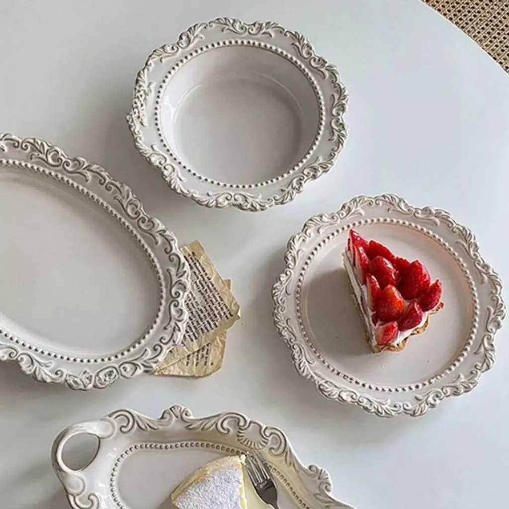 พร้อมส่ง จานเซรามิค 𝐒𝐞𝐭 𝐏𝐚𝐥𝐚𝐜𝐞 𝐏𝐥𝐚𝐭𝐞🪞🏰🤍 มาพร้อมกับความสวย หรู วินเทจ เห็นแล้วจึ้งมากกก 🤩 โทนสีขาวตัดด้วยขอบสไตล์ยุโรป