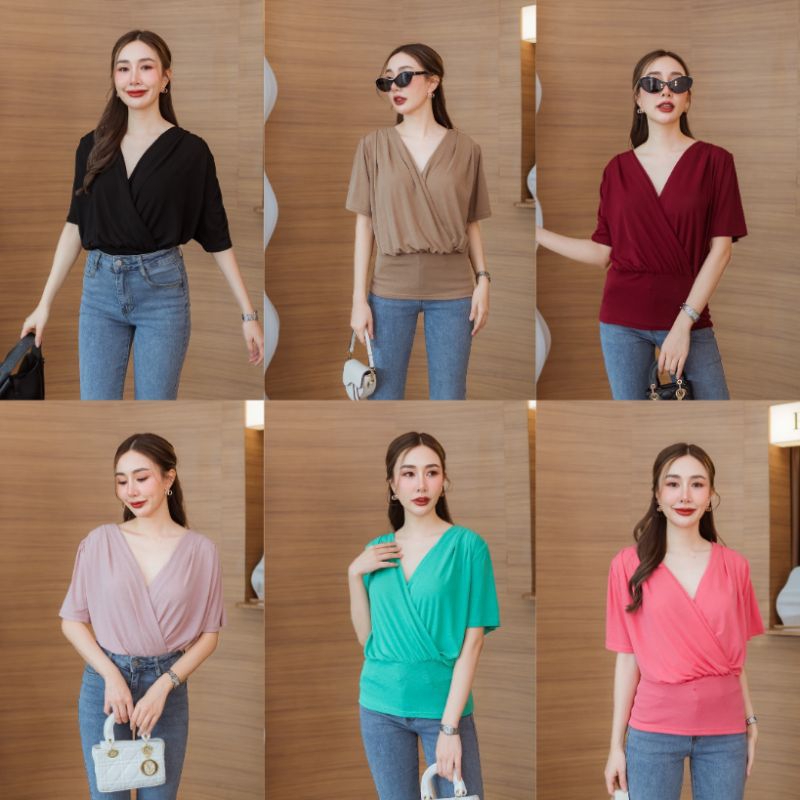 เสื้อสลาฟแขนสั้นคอวีป้ายไขว้ด้านหน้าเย็บแต่งจับจีบช่วงหัวไหล่เพื่อให้ตัวเสื้อเก๋ชิคขึ้นอีกระดับ