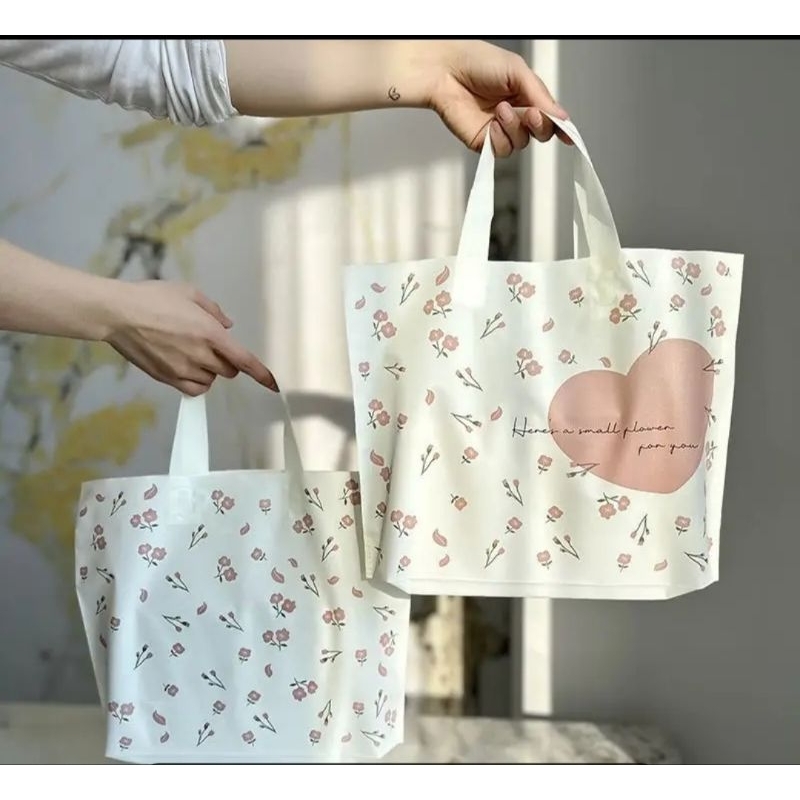 ถุงหูเทปถุงบูติกเนื้อกึ่งผ้าลายหัวใจขนาดกว้าง35ซม.สูง25ซม.(50ใบต่อแพ็ค)(S)