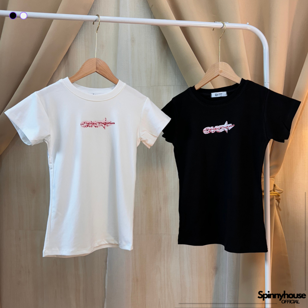 🌈SpinnyHouse🌈เสื้อยืดคอกลมแขนสั้นเข้ารูป ผ้ายืดยูนิ สกรีนลายกลางอก 💖 ทรงสวย ผ้าใส่สบาย สาวอวบใส่ได้ รุ่น OVO