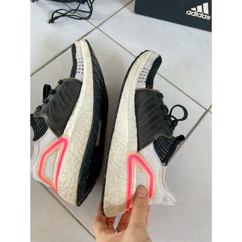 รองเท้า adidas UltraBoost19w