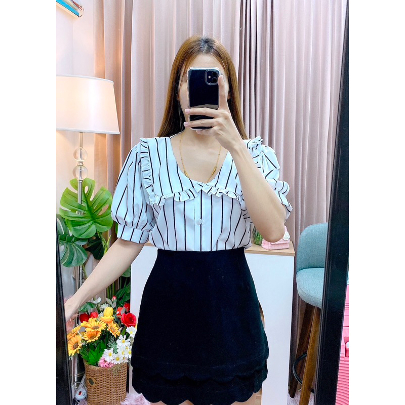 เสื้อคอบัวลายริ้วกระดุมจริง แขนสั้น อก40ยาว23 เนื้อผ้าไหมอิตารี่ สวยน่ารักใส่สบาย
