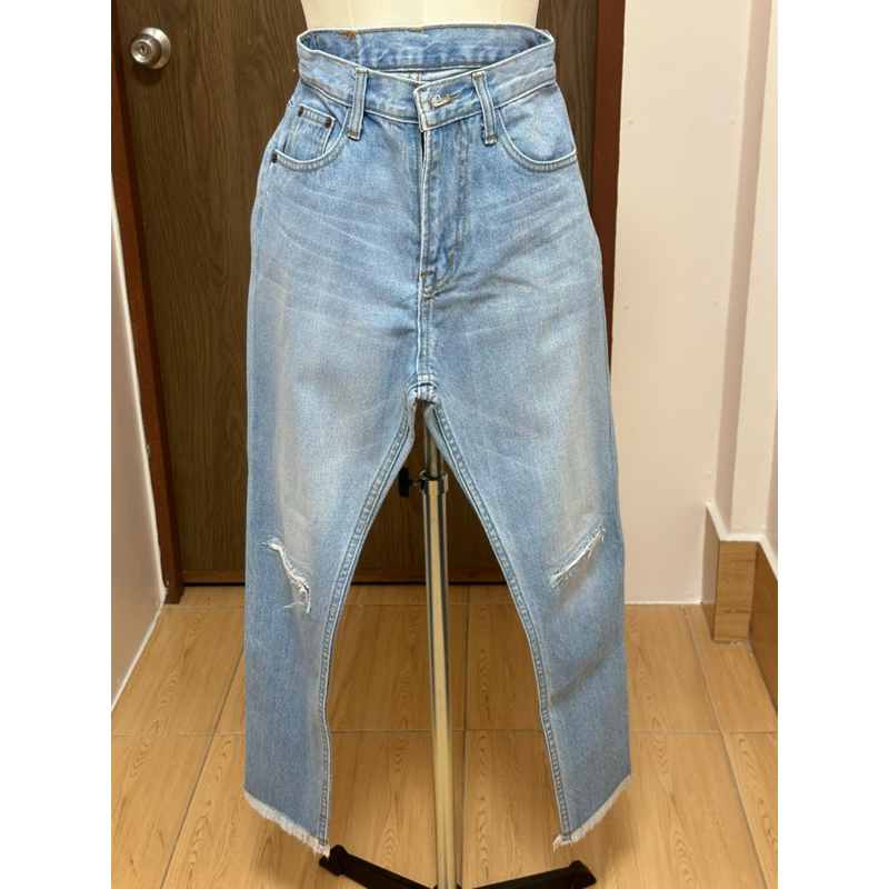 กางเกงยีนส์ ทรงบอย ผ้าไม่ยืด ยี่ห้อ SSB Jeansest.1995 กระเป๋าทุกช่องใช้งานได้จริง ผ้าหนักแต่งขาดปลายขารุ่ย แท้100% มือ 2