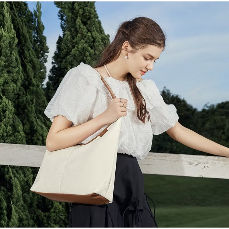 AGE FREE กระเป๋าสะพายไหล่ (Used)