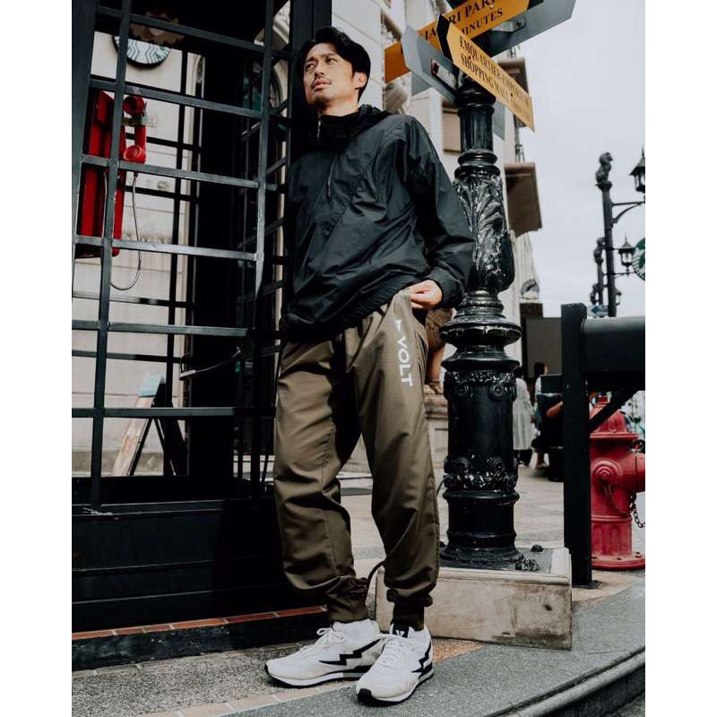 VOLT กางเกงเทรนนิ่ง ขายาว สีเขียว NEUTRON 005 JOGGER WOVEN TRAINING PANTS GREEN