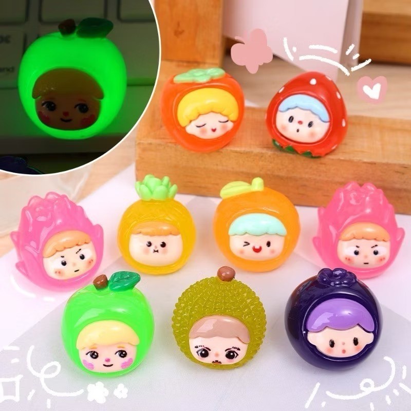 เรซิ่นผลไม้ เครื่องประดับผลไม้เรืองแสง-ตุ๊กตาเรซิ่นขนาดเล็ก ที่มีสีสัน-พีช,สตรอเบอร์รี่,สีส้ม-เรืองแสงในเวลา สุ่มลาย