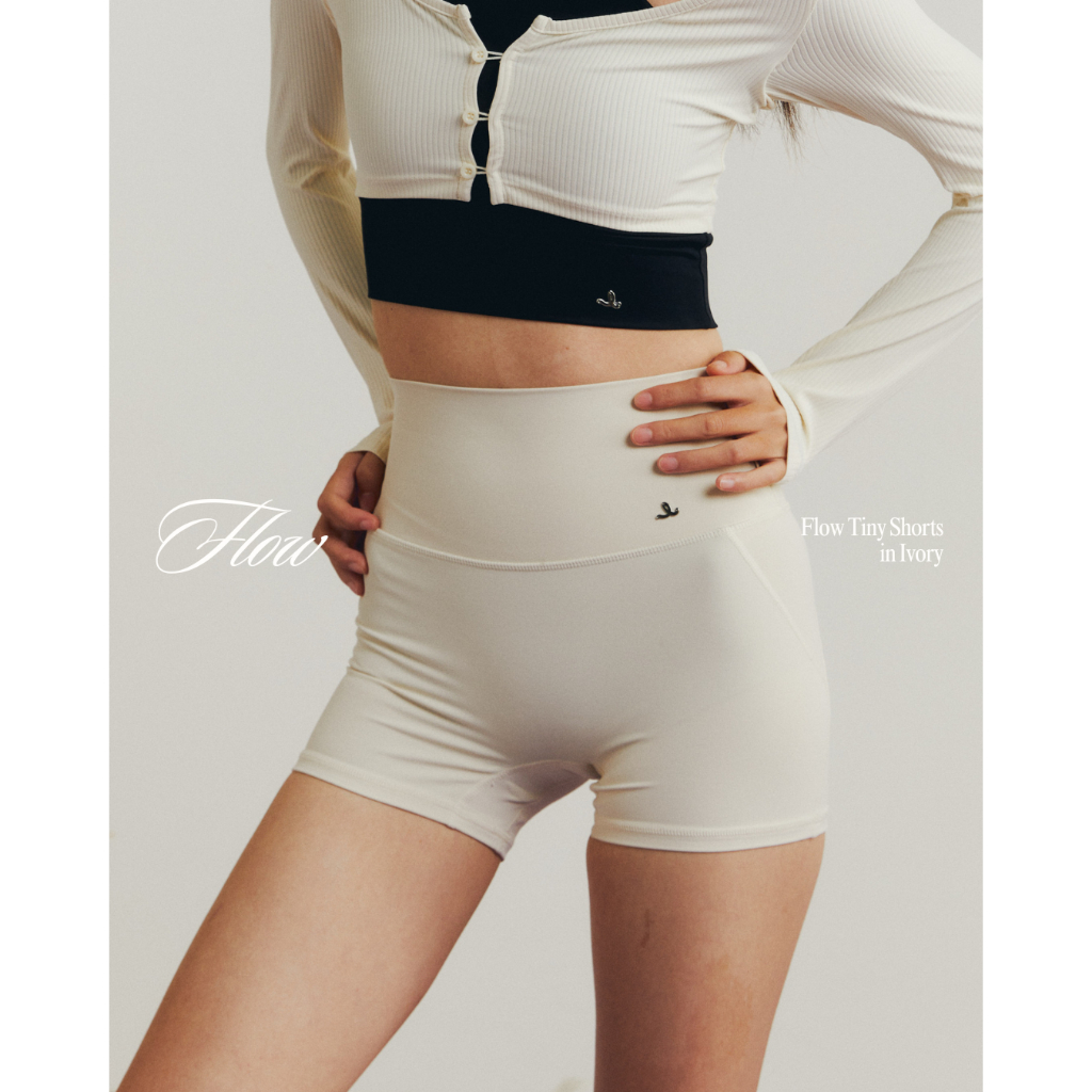 when.we.stretch - Flow Tiny Short กางเกงออกกำลังกายขาสั้นผ้ากระชับอย่างดี