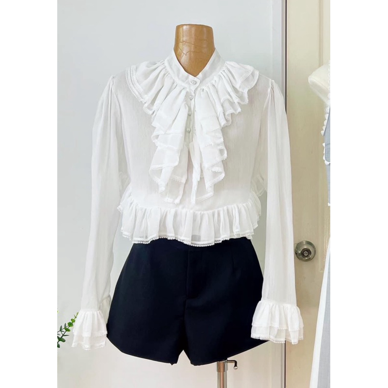 เสื้อคอระบายแต่งกระดุมหน้า จั๊มเอว Ann Shop