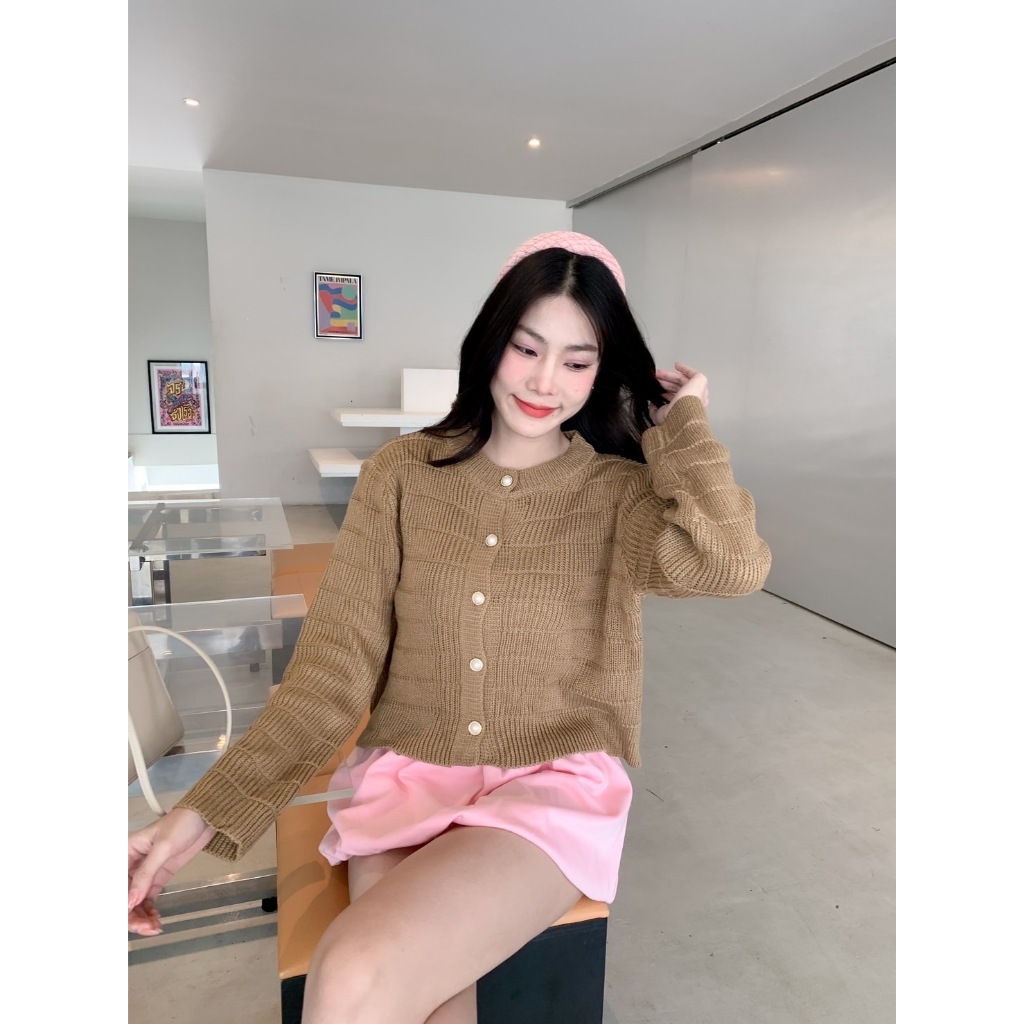 BY IRA (4336-1) Lena Knit Cardigan เสื้อคาร์ดิแกนกันหนาว แขนยาว คอกลม ผ้าถัก สไตล์เกาหลี สําหรับผู้หญิง ราคา ถูกที่สุด ดีลบีเคเค แกลเลอรีภาพที่ 7