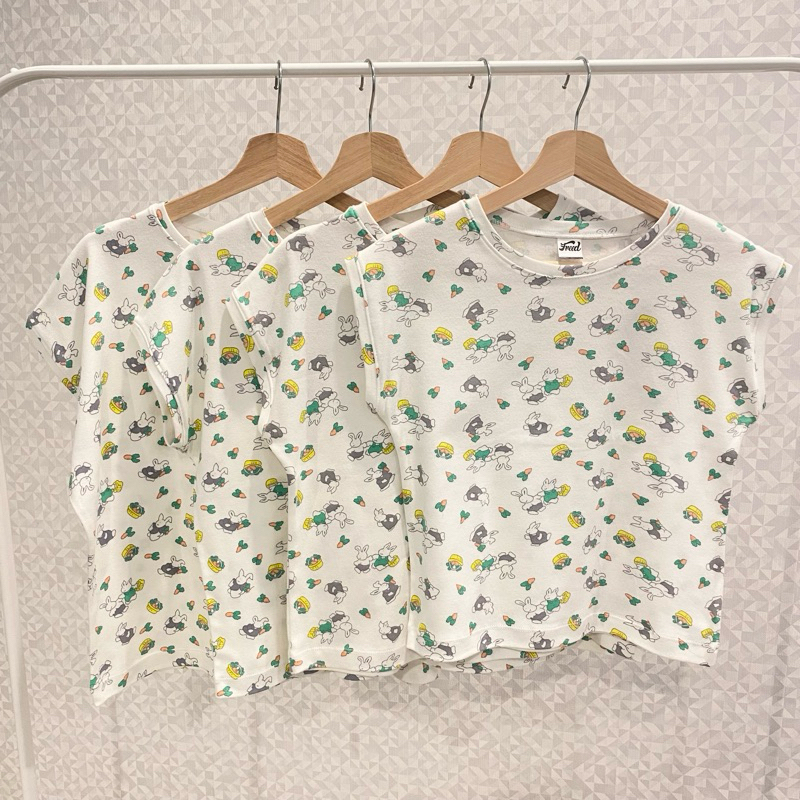 เสื้อแขนเลย ลายกระต่ายในสวน