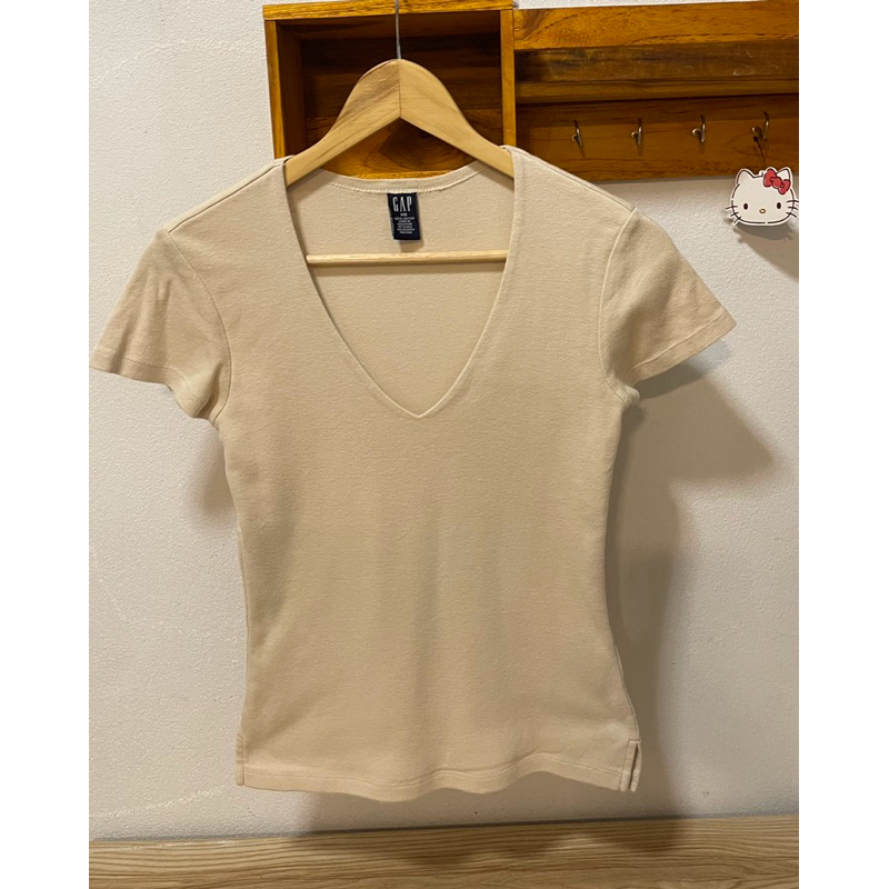 GAP เสื้อยืดคอวีทรงเข้ารูป