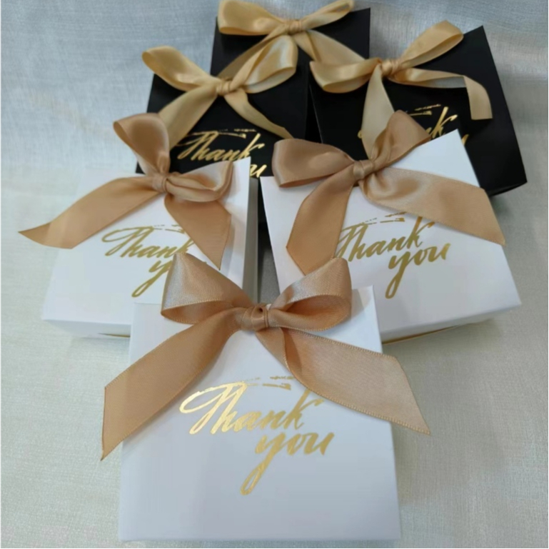 พร้อมส่ง (แพ็ค10ใบ)..กล่องของขวัญผูกโบว์ ใส่ของชำร่วย ใส่เครื่องประดับ ขนาด 10 ซม. มีหลายลายให้เลือก