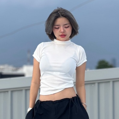 WARM WEARS - Mindy เสื้อยืดสีขาว,ดำ คอปีน สีล้วนไม่มีลวดลาย เนื้อผ้ายืดหยุ่นได้เยอะ