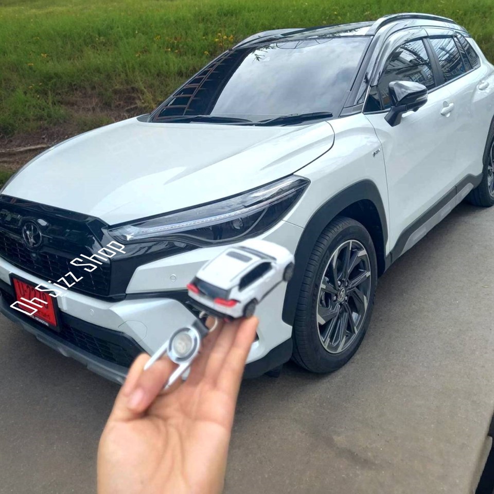 เคสรีโมทรถ Toyota Cross GR Sports มีไฟหน้าและหลัง แบบโมเดลรถ (Car Shape) วัสดุพลาสติกเบา ABS พร้อมพวงกุญแจโลหะ คล้