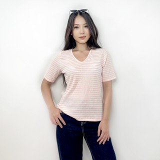 Blue Corner เสื้อยืดลายทาง คอวี สีเบจ / V-Neck Striped T-Shi…