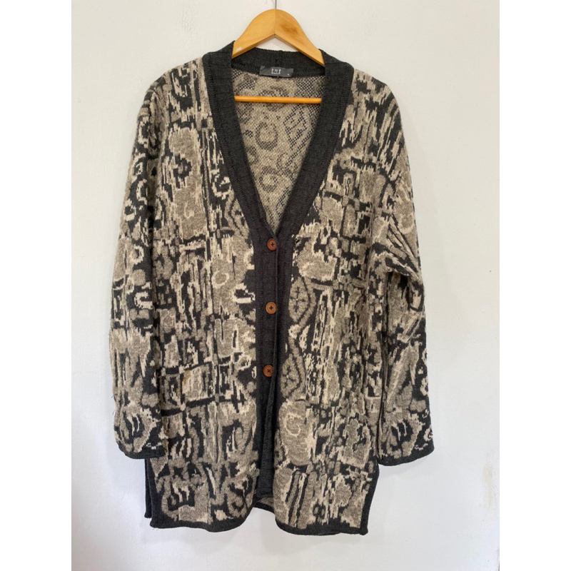 *ผ้ามีรู ขาด 3-4 จุด มีรอยเปื้อน* t by t Paris อกหน้าผ้า 46 นิ้ว ยาว 33 wool 70% nylon 30% made in I