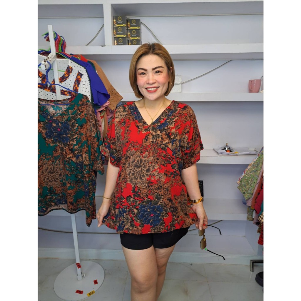 ว10//เสื้อคอวีลายดอกไม้ แขนสั้น ผ้าสปัน ฟรีไซส์48-50นิ้ว หน้าผ้า50นิ้ว ยาว26นิ้ว ราคา119บาท