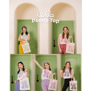 Wila-Peony Top เสื้อเชิ้ตคอกลม สีขาว ทรงตรงยาว แขนกุด สวมศีรษะมีกระดุมหลัง ด้านหน้าพิมพ์ลายโบว์ 5 สี