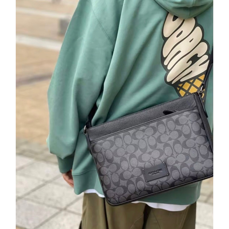 ^_^ ลดเพิ่มทุกวัน:โค้ดคุ้ม Xtra+ส่วนลดร้านค้า^_^ พร้อมส่วที่ไทย แท้ 💯% District Crossbody In Signature Canvas สะพายชาย