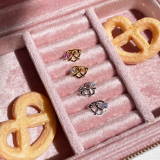 Petite Pretzel Love Stud ต่างหูแบบสตั๊ดรูป Pretzel