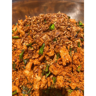 น้ำพริกแคบหมูยายกะลอ 1,000 กรัม แถมกล่องใส่ด้วย