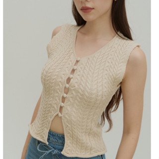 (Pre order 10 วัน)WEEKEND WARDROBE - Knit Vest - ผ้านิตสีเบจ