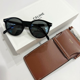 แว่นกันแดด Celine ทรงคลาสสิค รหัส CL40010U มาพร้อมกระเป๋าสีน้ำตาล ทรงยอดฮิต น้ำหนักเบามาก ใส่สบาย รับประกัน 1 ปี