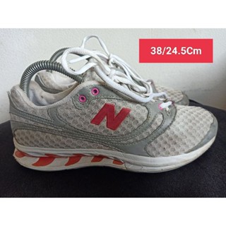 New balance Size 38 ยาว 24.5 Cm  รองเท้ามือสอง  ผู้หญิง เท้าเล็ก  หนัง แฟชั่น ลำลอง ทำงาน