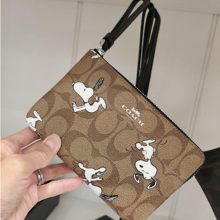 X Peanuts Corner Zip Wristlet With Snoopy C4588 C4589 (6.2 นิ้ว) กระเป๋าสตางค์ COAC H แท้ กระเป๋าใส่เหรียญ ซิปเดียว