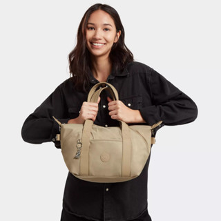 Kipling ของแท้ 💯% รุ่น Art Mini สี Natural Beige กระเป๋าสะพายไหล่น่ารัก ปรับซิปเล็กน้อยเปลี่ยนทรงได้ด้วย น่าใช้มากค่ะ