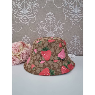 หมวกบักเก็ต Coach Signature Wild Strawberry Print Bucket Hat size xs/s ลายซีสีน้ำตาล พิมพ์ลายสตรอเบอรี่สีแดง