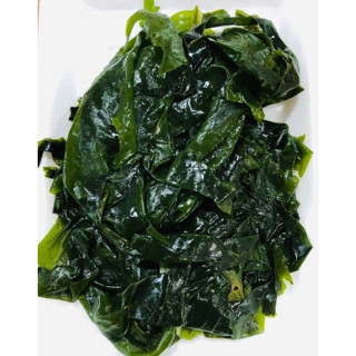 แพ็ค 50 g. สาหร่ายวากาเมะอบแห้ง แบบสั้น (wakame) แช่น้ำเปล่าแล้วได้สาหร่ายสดทันที