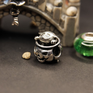 Kitty Cat in a Cauldron Bead บีทเงินแท้